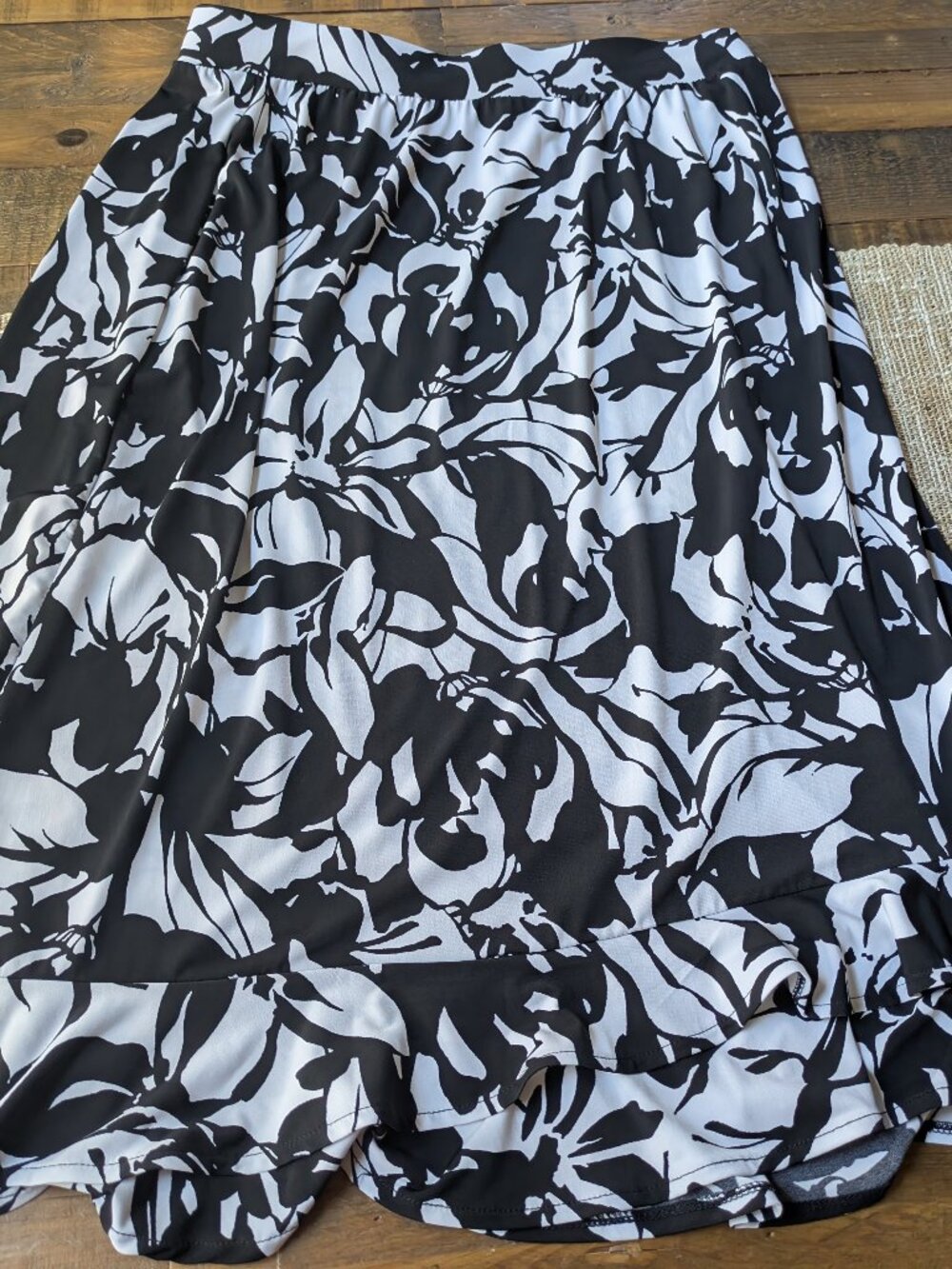 East 5th skirt black white abstract maxi size PM #310